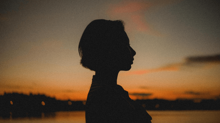 Ce fel de educație determină o persoană să-și suprime emoțiile?