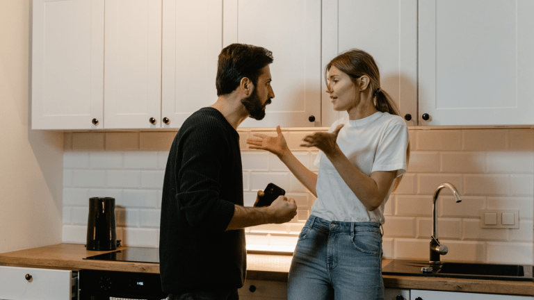 Cum să te descurci în fața unui comportament pasiv-agresiv