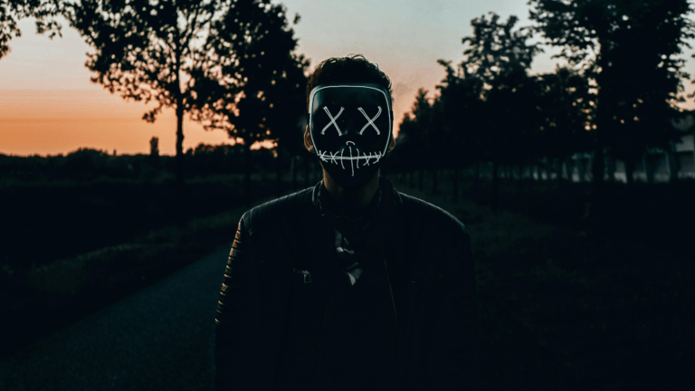 Sindromul impostorului: de la auto-îndoială la auto-afirmare